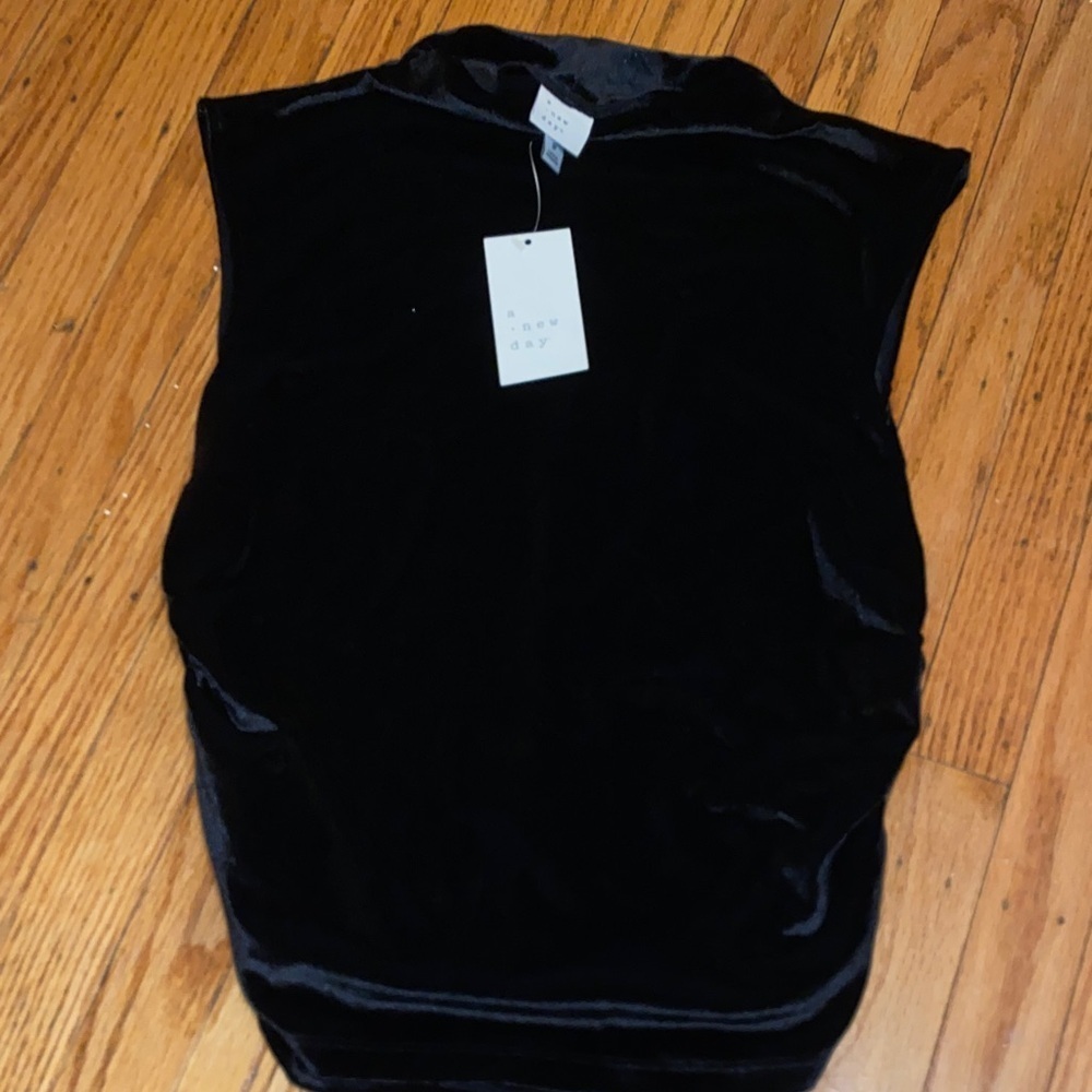Chic Black Velour Sleeveless Blouse